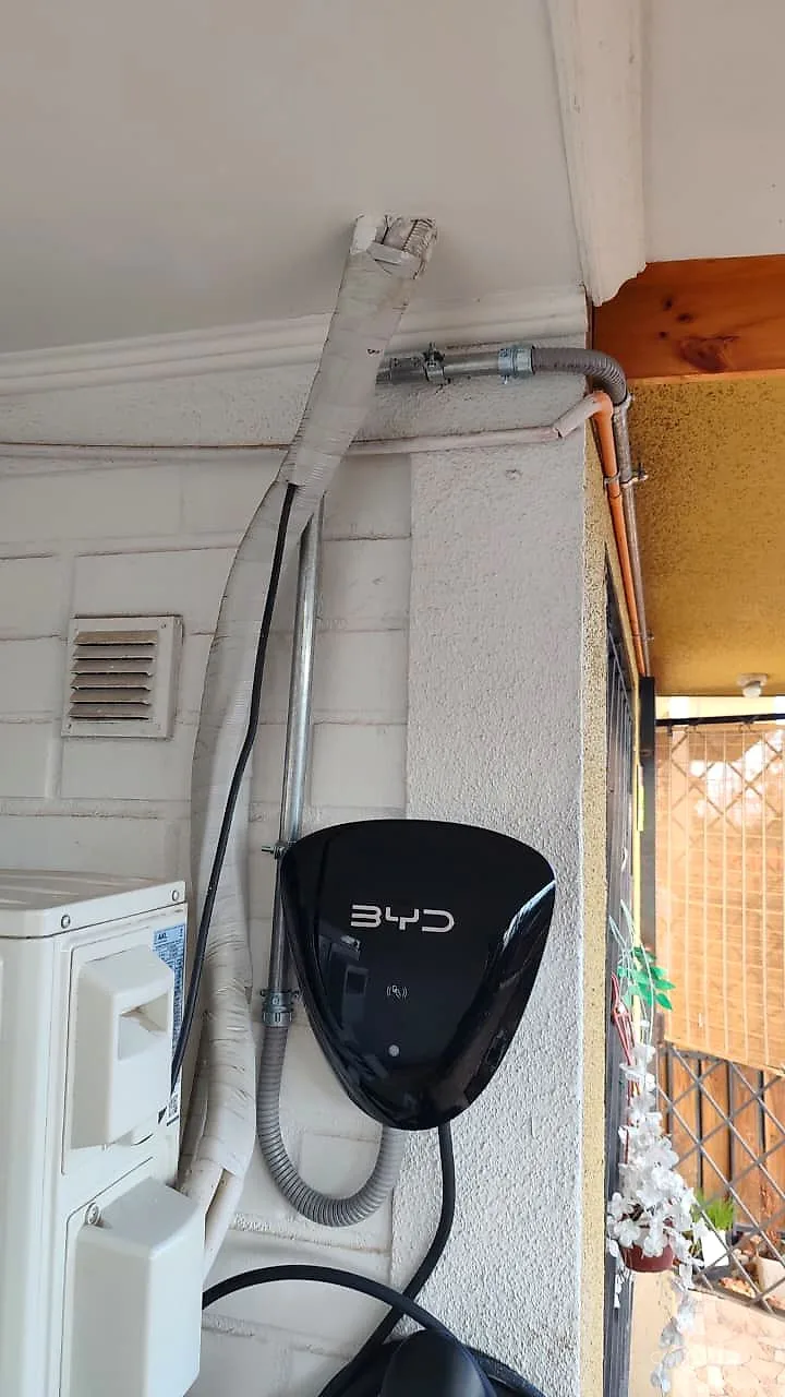 Cargador BYD instalado con protección de cables en conducto, Colina