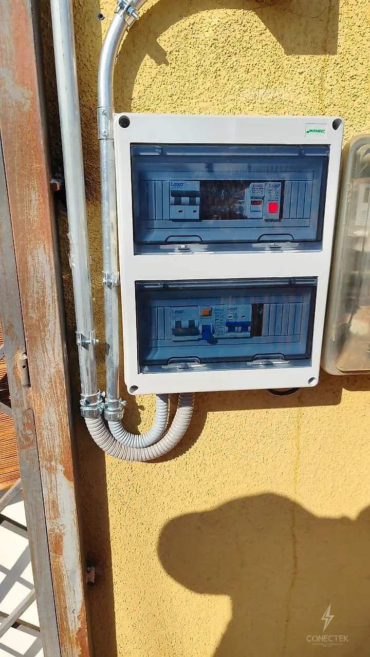Tablero eléctrico instalado para cargador BYD en Colina