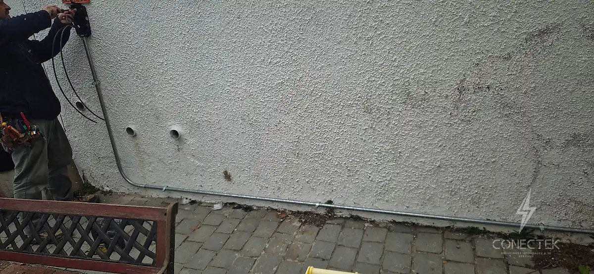 Electricista instalando conducto para cargador Tesla en Las Condes